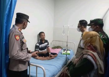 Forkopimcam Kedungwaru Menjenguk Petugas KPPS Yang Sedang Dirawat di Rumah Sakit
