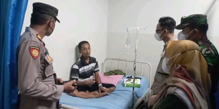 Forkopimcam Kedungwaru Menjenguk Petugas KPPS Yang Sedang Dirawat di Rumah Sakit