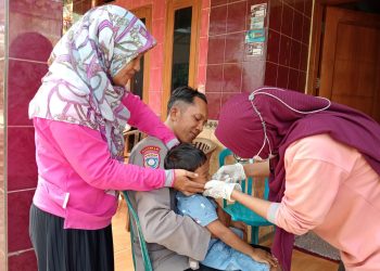 Bhabinkamtibmas Sine Turut Sukseskan Program Imunisasi Polio di Ngawi