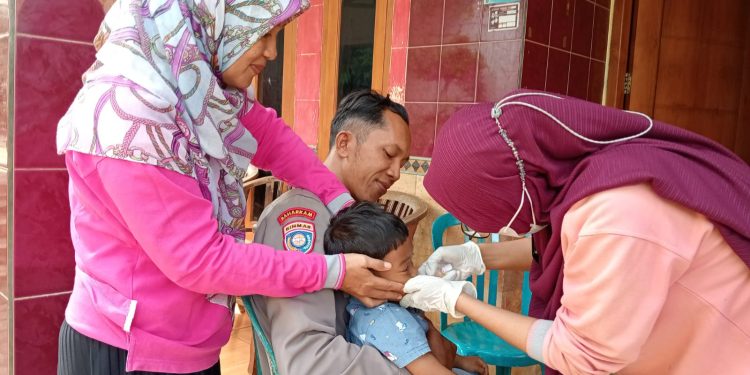 Bhabinkamtibmas Sine Turut Sukseskan Program Imunisasi Polio di Ngawi