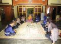 Bentuk Kepedulian Polres Madiun Besuk Anggota KPPS yang Mengalami Sakit di Pemilu 2024