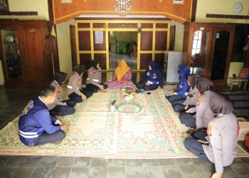 Bentuk Kepedulian Polres Madiun Besuk Anggota KPPS yang Mengalami Sakit di Pemilu 2024