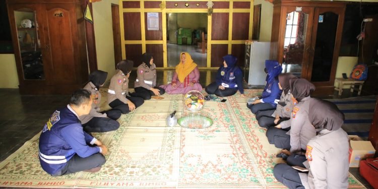 Bentuk Kepedulian Polres Madiun Besuk Anggota KPPS yang Mengalami Sakit di Pemilu 2024