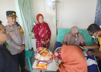 Kepedulian Polres Kediri Kota Bersama KPU Jenguk Ketua KPPS Yang Sedang Sakit