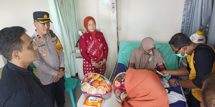 Kepedulian Polres Kediri Kota Bersama KPU Jenguk Ketua KPPS Yang Sedang Sakit