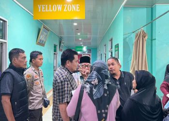 Ketua KPU Pinrang Dan Kasat Intelkam Polres Pinrang Jenguk Anggota PPK Di RSU Lasinrang