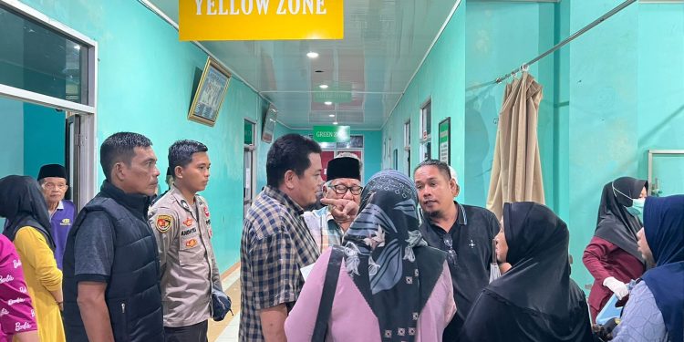 Ketua KPU Pinrang Dan Kasat Intelkam Polres Pinrang Jenguk Anggota PPK Di RSU Lasinrang