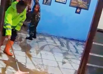 Kompak, TNI Polri Ngawi Bantu Bersihkan Rumah Warga Terdampak Luapan Sungai Sawur di Mantingan