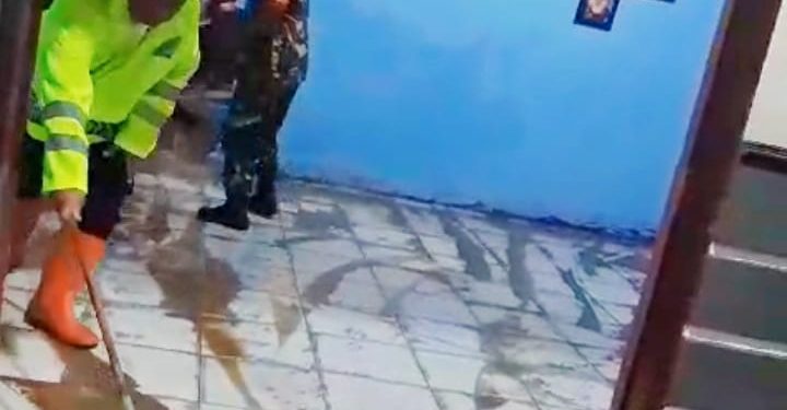 Kompak, TNI Polri Ngawi Bantu Bersihkan Rumah Warga Terdampak Luapan Sungai Sawur di Mantingan