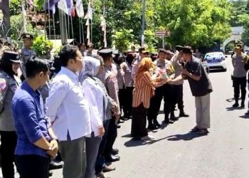 Apresiasi Kinerja KPU, Aliansi Masyarakat Ngawi Beri Bunga Petugas Penyelenggara Pemilu 2024.