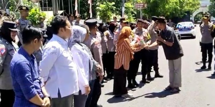 Apresiasi Kinerja KPU, Aliansi Masyarakat Ngawi Beri Bunga Petugas Penyelenggara Pemilu 2024.