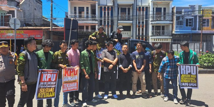 Polres Pinrang Kawal dan Amankan Aksi Damai Aliansi Mahasiswa Cokroaminoto Kab.Pinrang