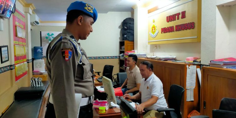 Dini Hari, Provos Keliling Ruangan dan Cek Anggota Polres Ngawi