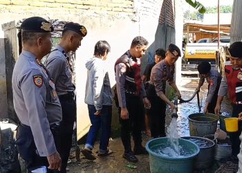 *Polres Tana Toraja Bekerjasama Dengan PDAM dan BPBD Salurkan Air Bersih Kepada Korban Bencana Banjir*