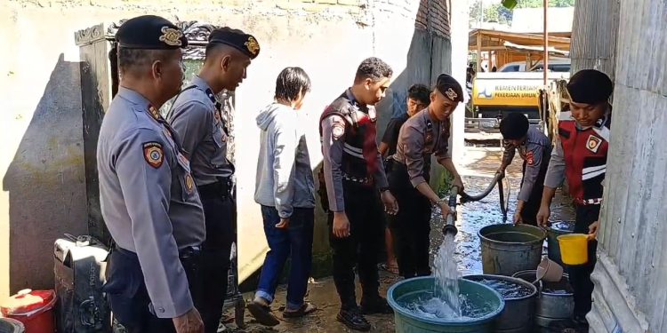 *Polres Tana Toraja Bekerjasama Dengan PDAM dan BPBD Salurkan Air Bersih Kepada Korban Bencana Banjir*