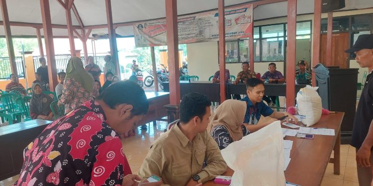 Pemdes Tenggarejo Salurkan Bantuan Pangan Pada 242 KPM, Kades Berharap Bisa Ringankan Kebutuhan