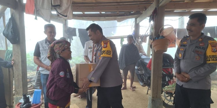 *Peduli Korban Bencana Kapolres Tana Toraja Kunjungi Lokasi Longsor*