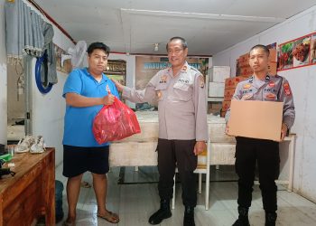 *Polres Tana Toraja Berbagi Sembako Kepada Korban Bencana Banjir*