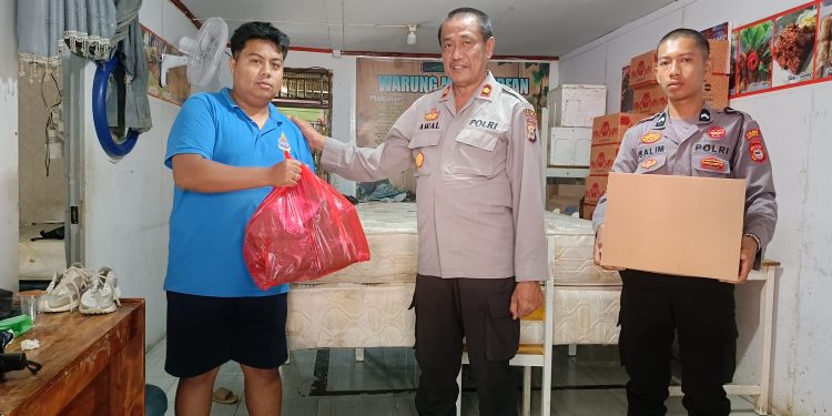 *Polres Tana Toraja Berbagi Sembako Kepada Korban Bencana Banjir*