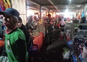 *Babinsa Terjun Ke Pasar Untuk Memantau Ketersediaan Dan Harga Sembako Menjelang Bulan Suci Ramadhan*