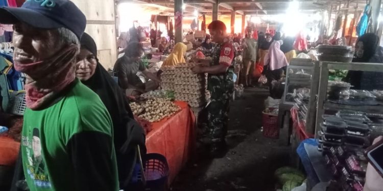 *Babinsa Terjun Ke Pasar Untuk Memantau Ketersediaan Dan Harga Sembako Menjelang Bulan Suci Ramadhan*