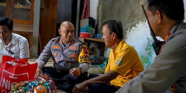 Bentuk Kepedulian Polri : Kapolres Batang Jenguk KPPS yang Sakit
