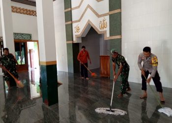 Bangun Sinergisitas TNI – Polri, Polres Nganjuk dan Kodim 0810/Nganjuk Kerja Bakti Bersama Bersikan Fasum dan Rumah Ibadah