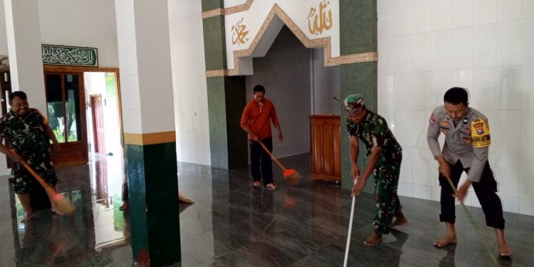 Bangun Sinergisitas TNI – Polri, Polres Nganjuk dan Kodim 0810/Nganjuk Kerja Bakti Bersama Bersikan Fasum dan Rumah Ibadah