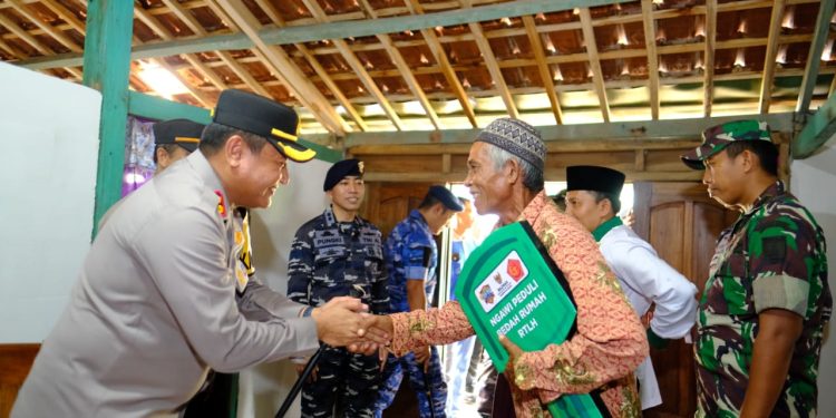 Bahagianya Mbah Surat Terima Program Bedah Rumah Polres Ngawi