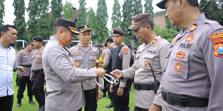 Kesiapan Operasional dalam Rangka Pemilu 2024: Polres Madiun Gelar Apel Pengecekan Anggota Pam TPS