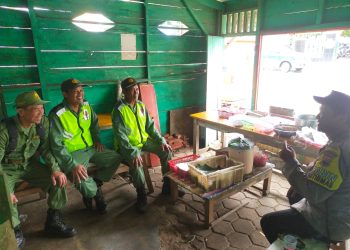 Sambang Desa, Bhabinkamtibmas Polsek Batang Kota Sampaikan Pesan Kamtibmas Pada Anggota Linmas