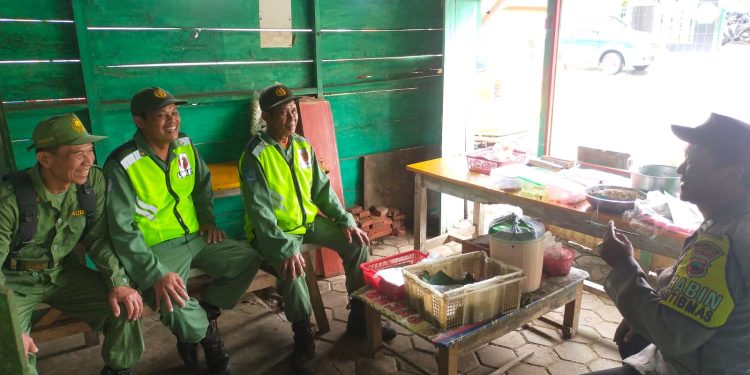 Sambang Desa, Bhabinkamtibmas Polsek Batang Kota Sampaikan Pesan Kamtibmas Pada Anggota Linmas