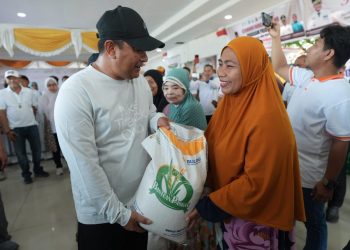 PJ Gubernur Sulsel Salurkan Bantuan Pangan Presiden Jokowi Untuk Warga Kurang Mampu Di Jeneponto