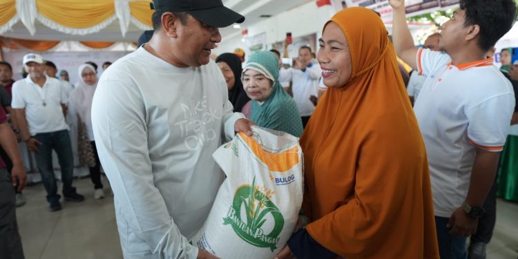 PJ Gubernur Sulsel Salurkan Bantuan Pangan Presiden Jokowi Untuk Warga Kurang Mampu Di Jeneponto