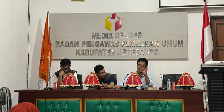 BAWASLU MENGIMBAU  KPU JENEPONTO JELANG PEMUNGUTAN SUARA