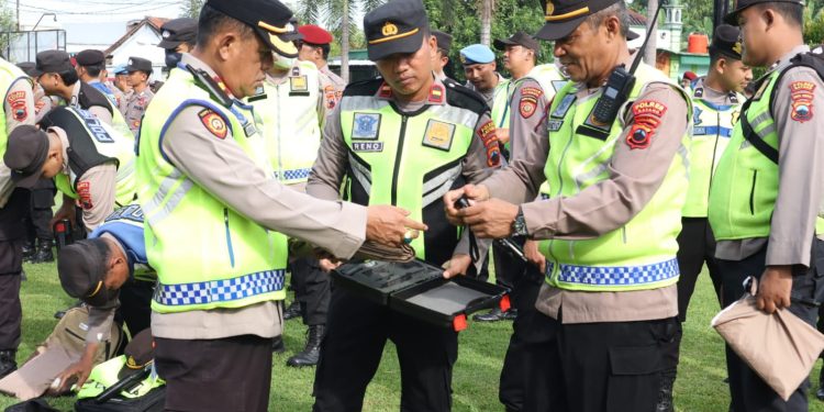 Wakapolres Batang Kompol Raharja Pimpin Apel Pembekalan Petugas Pengamanan TPS: Kesiapan Total untuk Pemilu 2024