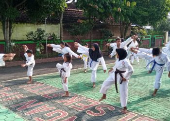 Kompaknya Warga dan Polisi Ngawi Latihan Beladiri di Polsek Pitu