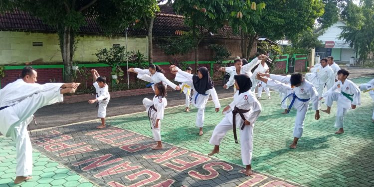Kompaknya Warga dan Polisi Ngawi Latihan Beladiri di Polsek Pitu