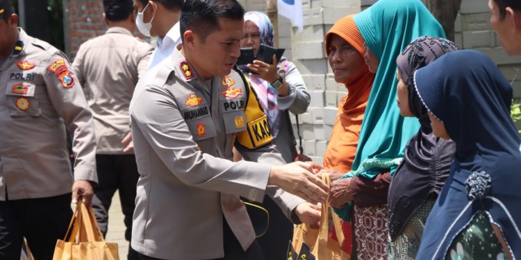 Kapolres Bersama Dandim 0810/Nganjuk Meninjau dan Berikan Bantuan Kepada Korban Puting Beliung