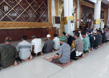 Cegah Pemanfaatan Masjid Sebagai Sarana Politik, Kasat Lantas Polres Wajo bersama Personelnya Laksanakan Sholat Berjamaah