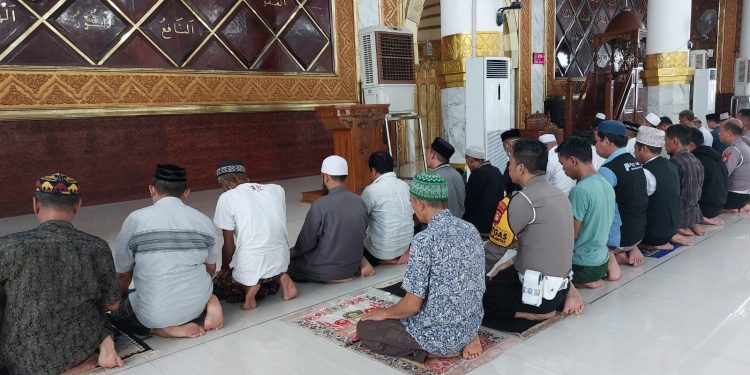 Cegah Pemanfaatan Masjid Sebagai Sarana Politik, Kasat Lantas Polres Wajo bersama Personelnya Laksanakan Sholat Berjamaah