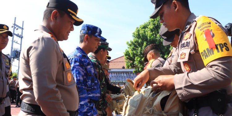 Kapolres Ngawi Pimpin Apel dan Berangkatkan 440 Personel Polri Untuk Pengamanan TPS