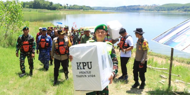 Aksi Forkopimda Ngawi Sebrangi Waduk, Distribusi Logistik Pemilu