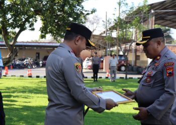 Pacu Semangat Kinerja, Kapolres Kendal Berikan Reward Anggota Polres Kendal