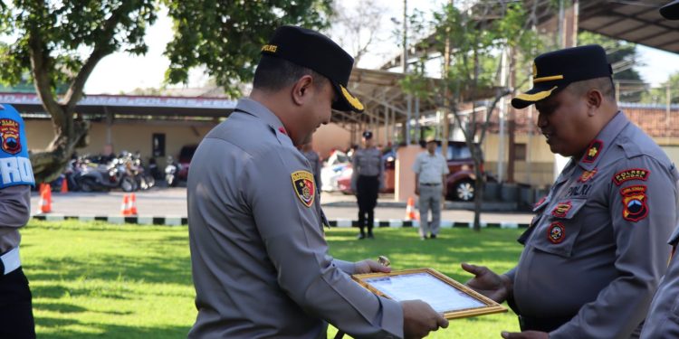 Pacu Semangat Kinerja, Kapolres Kendal Berikan Reward Anggota Polres Kendal