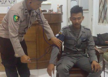 Tim Dokkes Polres Batang Siaga Layani Pemeriksaan Kesehatan Personel Ops Mantap Brata Candi
