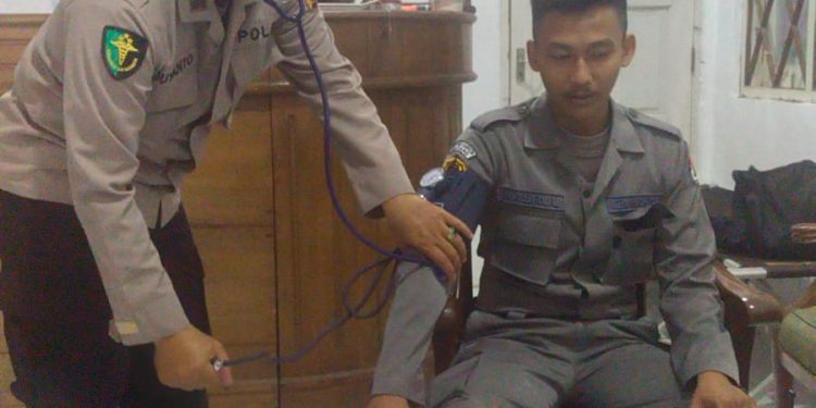 Tim Dokkes Polres Batang Siaga Layani Pemeriksaan Kesehatan Personel Ops Mantap Brata Candi