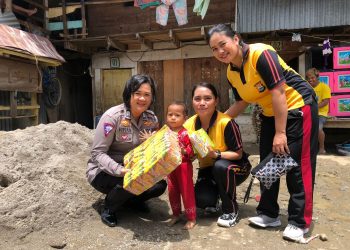 *Polwan Polres Tana Toraja Berbagi Kepada Korban Bencana Banjir*