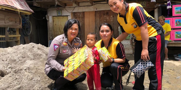 *Polwan Polres Tana Toraja Berbagi Kepada Korban Bencana Banjir*