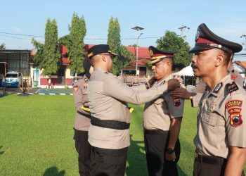 Penghargaan atas Dedikasi: Kenaikan Pangkat Pengabdian Bagi Dua Personel Polres Batang